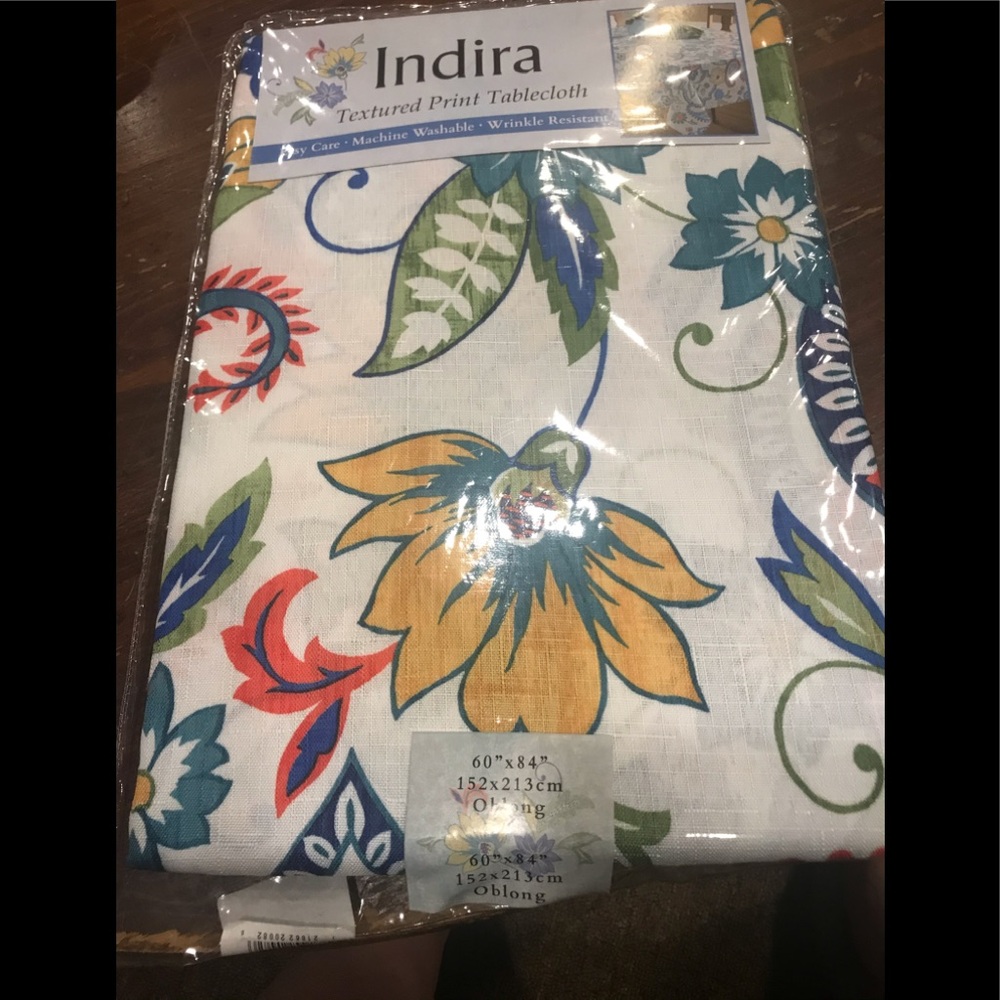NEW.  Textured print tablecloth oblong matching microfiber cloth napkins